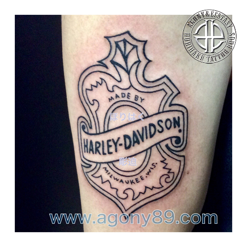 バイクのハーレーダビッドソンのロゴマークのタトゥー