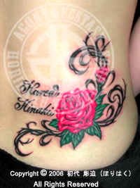 薔薇に英文字のタトゥー