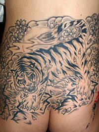 女性の腰 尻に虎と桜の刺青365_1
