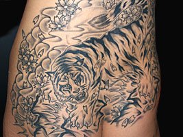 女性の腰 尻に虎と桜の刺青365_11