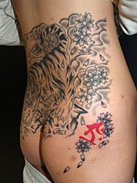 女性の腰 尻に虎と桜の刺青365_3