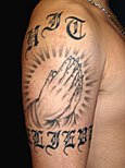 神の手＆英文字のタトゥー