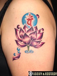 女性の腕に蓮の花と梵字 水晶のタトゥー40_1