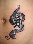 梵字の周りに蛇のデザイン