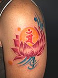 蓮の花に梵字のタトゥー