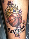 バスケットボールに王冠と英文字のタトゥー