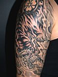 虎と家紋の刺青