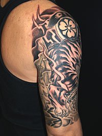 虎と家紋の刺青600_6