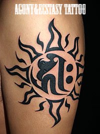 太陽のトライバルに梵字のタトゥー