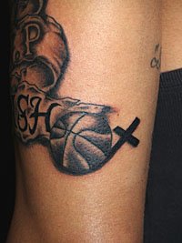 バスケットボールに十字架のタトゥー　ｓ2201731_2