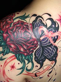 赤い薔薇に２頭の蝶々とピンクのリボンのタトゥー画像765_6