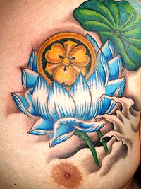 家紋と蓮の花の刺青