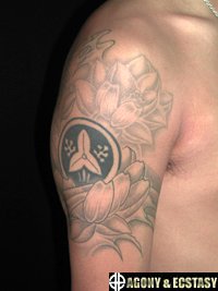 腕に家紋と蓮の花の刺青85_4