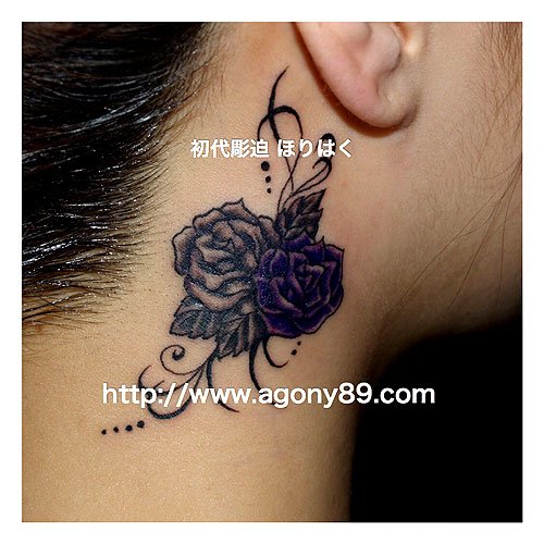 薔薇の花と唐草模様のタトゥー