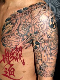 左胸から二の腕（ひかえ五分）に風神雷神の刺青画像【エゴニー アンド エクスタシー タトゥーデザインスタジオ】彫迫