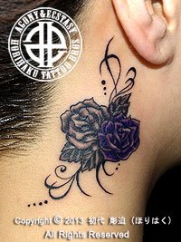 右耳の後ろに薔薇（バラ）＆ピンストライプのタトゥー画像【エゴニー アンド エクスタシー タトゥーデザインスタジオ】彫迫