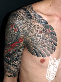右胸～二の腕～肩甲骨に龍と桜の刺青画像【エゴニー アンド エクスタシー タトゥーデザインスタジオ】彫迫