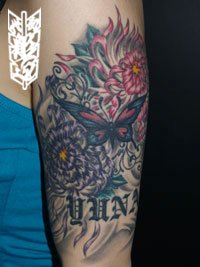 左二の腕に和彫りの菊の花画像【エゴニー アンド エクスタシー タトゥーデザインスタジオ】彫迫