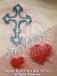 腰に十字架（クロス）と太腿にハートのタトゥー画像【エゴニー アンド エクスタシー タトゥーデザインスタジオ】彫迫