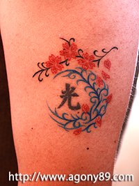 腕に三日月と桜のタトゥー画像【エゴニー アンド エクスタシー タトゥーデザインスタジオ】彫迫