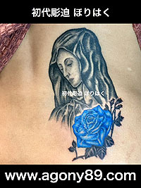 腰に聖母マリア様と青い薔薇の花のタトゥー画像【エゴニー アンド エクスタシー タトゥーデザインスタジオ】彫迫