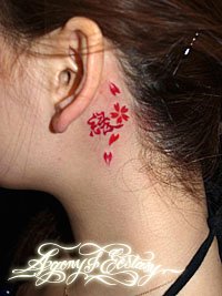左耳後ろに漢字と桜（サクラ）のタトゥー画像【エゴニー アンド エクスタシー タトゥーデザインスタジオ】彫迫