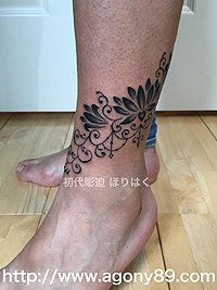 左足首に睡蓮（スイレン）の花とツボミ、チェーンのアンクレットタトゥー画像【エゴニー アンド エクスタシー タトゥーデザインスタジオ】彫迫