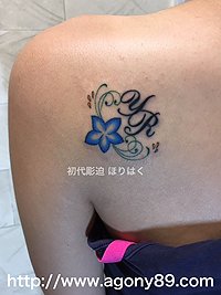 左肩甲骨にプルメリア、花、誕生石のタトゥー画像【エゴニー アンド エクスタシー タトゥーデザインスタジオ】彫迫