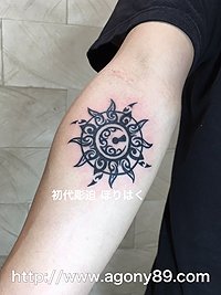 腕に太陽と月と鍵穴のワンポイントのトライバルタトゥーデザイン画像【エゴニー アンド エクスタシー タトゥーデザインスタジオ】彫迫