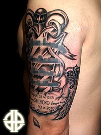 左二の腕に盾とメッセージのタトゥー画像【エゴニー アンド エクスタシー タトゥーデザインスタジオ】彫迫
