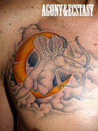 左胸に天使と月のタトゥー画像【エゴニー アンド エクスタシー タトゥーデザインスタジオ】彫迫
