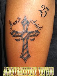 右二の腕にクロス（十字架）と英数字のタトゥー画像【エゴニー アンド エクスタシー タトゥーデザインスタジオ】彫迫