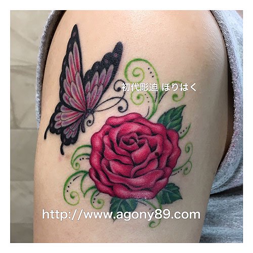 蝶々と薔薇と葉に唐草模様のタトゥー画像