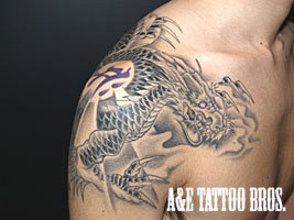 口を閉じた吽型の龍の刺青110_12