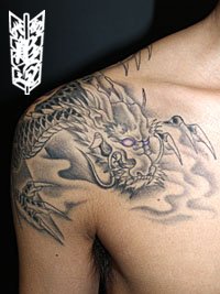 口を閉じた吽型の龍の刺青110_2