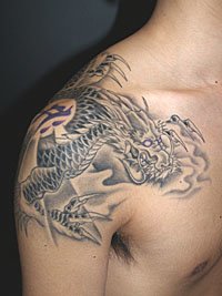 口を閉じた吽型の龍の刺青110_4