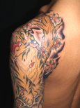 虎と桜のカラーの刺青