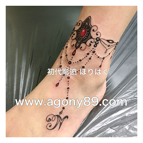 女性の足首のタトゥー / イニシャル入りの宝石のアンクレットタトゥーデザイン
