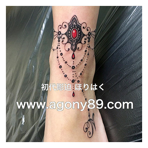 女性の足首のタトゥー / イニシャル入りの宝石のアンクレットタトゥーデザイン1178_2