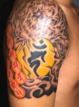 菊と月に梵字のタトゥー