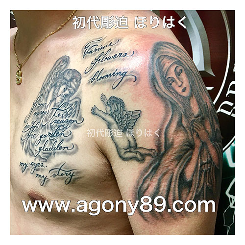 天使と聖母マリアに英文字筆記体のタトゥー