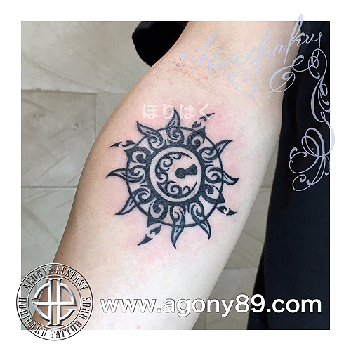 鍵穴付きの太陽のタトゥー