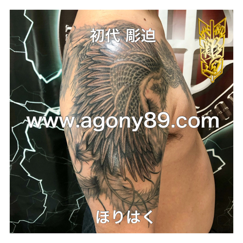 大きく翼を開き尾羽を伸びやかに表現した鳳凰の刺青_2