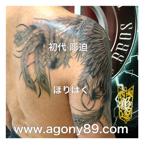 大きく翼を開き尾羽を伸びやかに表現した鳳凰の刺青_3