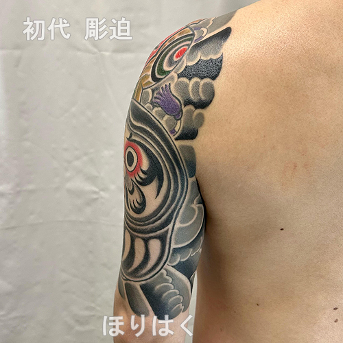 天狗と達磨と打ち出の小槌の関東五分袖額彫りの刺青_4