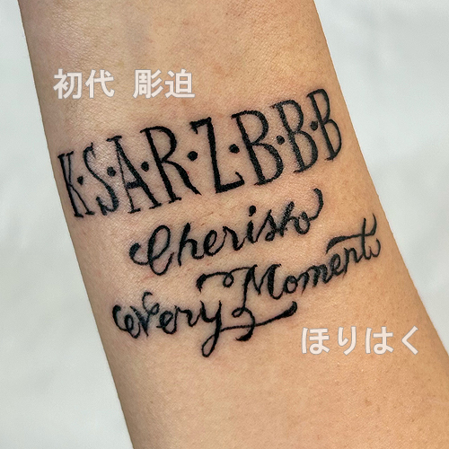 大文字のアルファベットと筆記体英文字のスクリプトタトゥー