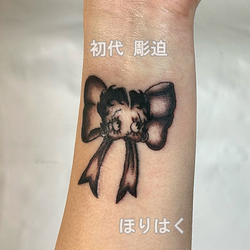 ベディちゃんにリボンのワンポイントタトゥー