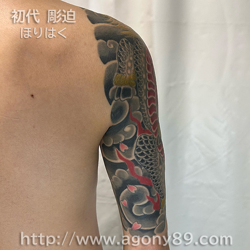 麒麟に水晶梵字と桜のひかえ五分額彫りの刺青1661_7