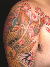 桜の花びらを散らした鯉の和彫り337_2