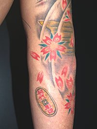 桜の花びらを散らした鯉の和彫り337_6